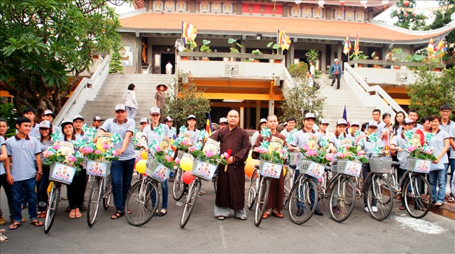 TP.HCM: Diễu hành xe đạp mừng Phật Đản
