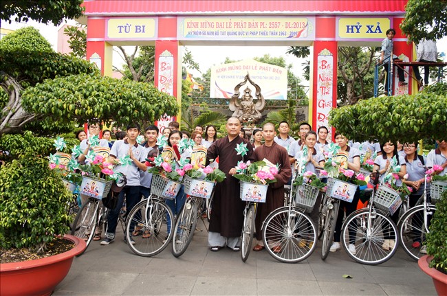 TP.HCM: Diễu hành xe đạp mừng Phật Đản