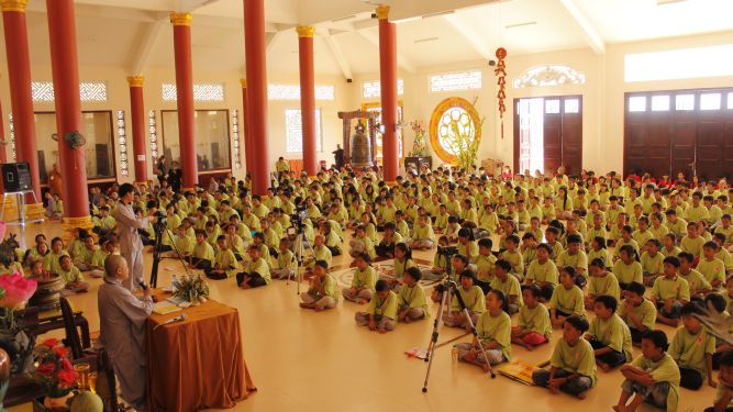 Đồng Tháp: Sư cô Hương Nhũ với pháp thoại “Hiểu và Thương” – Hội trại tuổi trẻ và cuộc sống