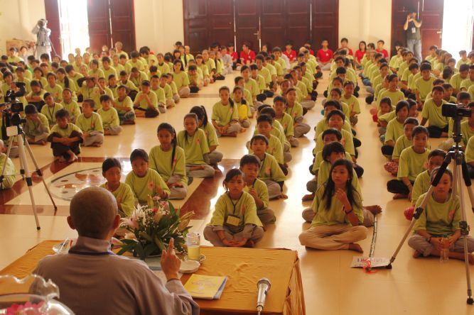 Đồng Tháp: Sư cô Hương Nhũ với pháp thoại “Hiểu và Thương” – Hội trại tuổi trẻ và cuộc sống