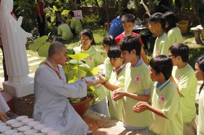 Đồng Tháp: Nghệ thuật tô tượng Phật tại hội trại Hiểu và Thương