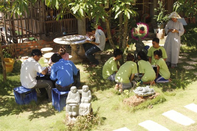 Đồng Tháp: Nghệ thuật tô tượng Phật tại hội trại Hiểu và Thương