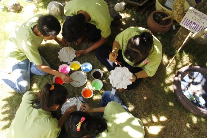 Đồng Tháp: Nghệ thuật tô tượng Phật tại hội trại Hiểu và Thương