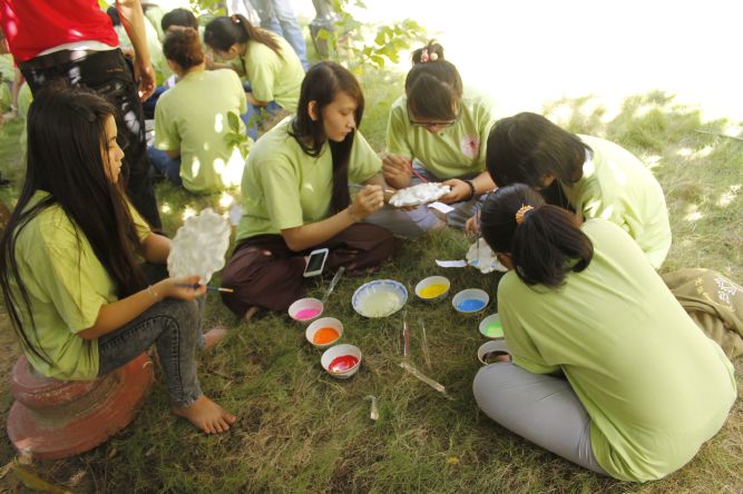 Đồng Tháp: Nghệ thuật tô tượng Phật tại hội trại Hiểu và Thương