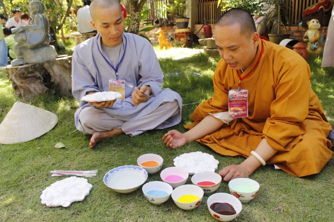Đồng Tháp: Nghệ thuật tô tượng Phật tại hội trại Hiểu và Thương