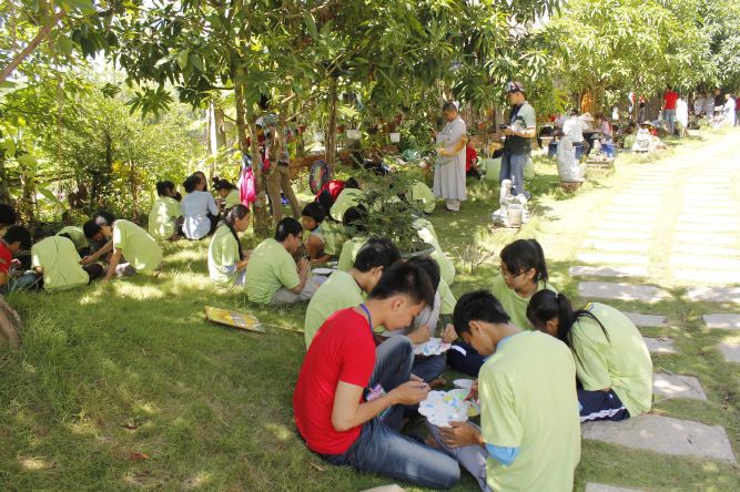 Đồng Tháp: Nghệ thuật tô tượng Phật tại hội trại Hiểu và Thương