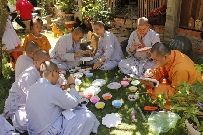 Đồng Tháp: Nghệ thuật tô tượng Phật tại hội trại Hiểu và Thương
