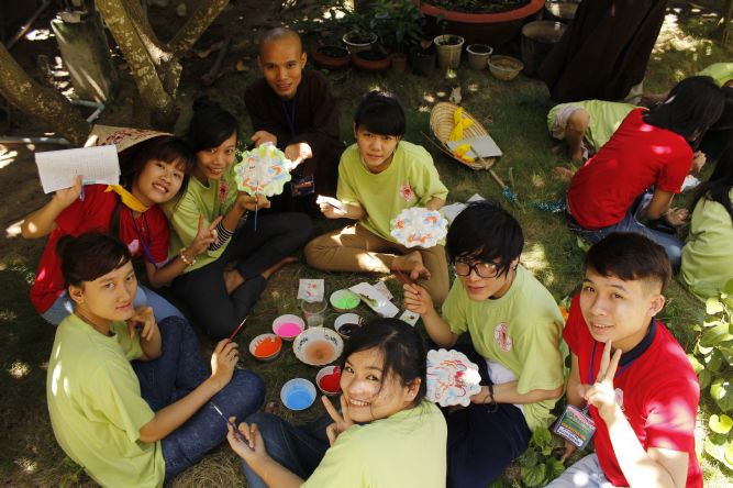 Đồng Tháp: Nghệ thuật tô tượng Phật tại hội trại Hiểu và Thương