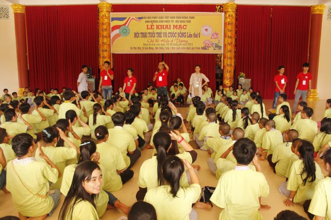 Đồng Tháp: Nghệ thuật tô tượng Phật tại hội trại Hiểu và Thương