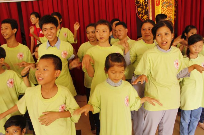 Đồng Tháp: Nghệ thuật tô tượng Phật tại hội trại Hiểu và Thương