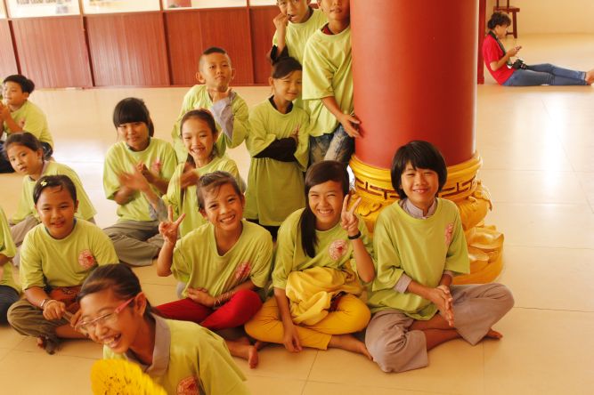 Đồng Tháp: Nghệ thuật tô tượng Phật tại hội trại Hiểu và Thương