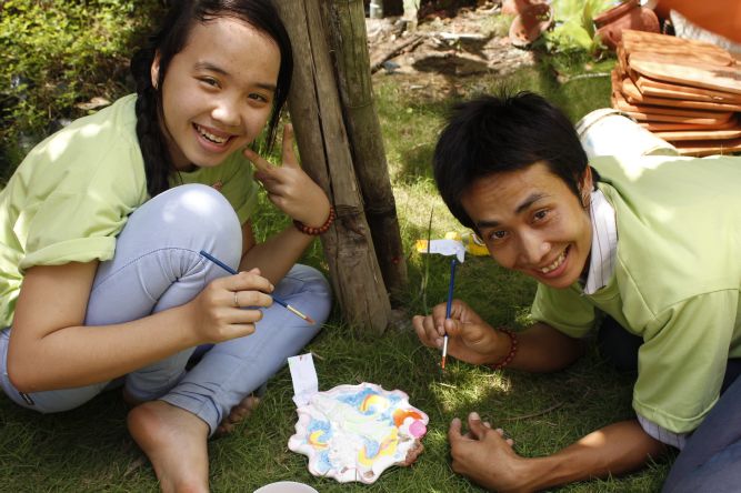 Đồng Tháp: Nghệ thuật tô tượng Phật tại hội trại Hiểu và Thương