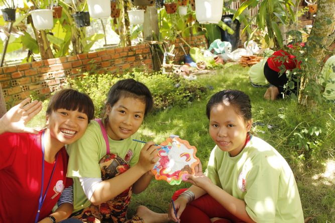 Đồng Tháp: Nghệ thuật tô tượng Phật tại hội trại Hiểu và Thương