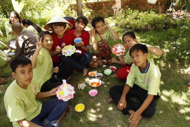 Đồng Tháp: Nghệ thuật tô tượng Phật tại hội trại Hiểu và Thương