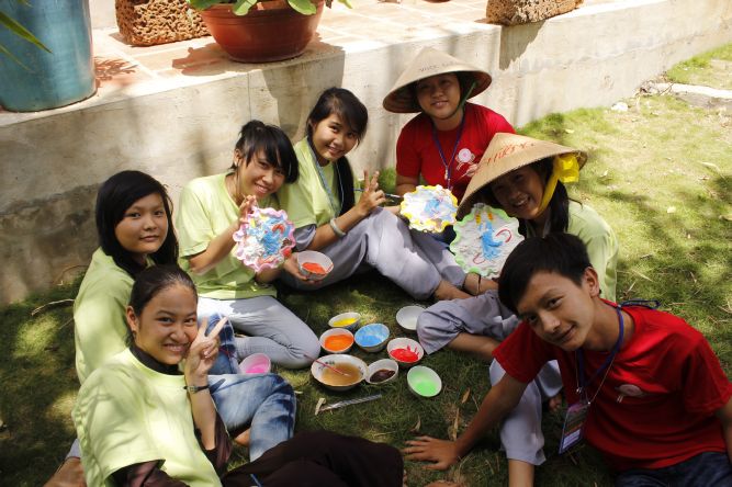 Đồng Tháp: Nghệ thuật tô tượng Phật tại hội trại Hiểu và Thương