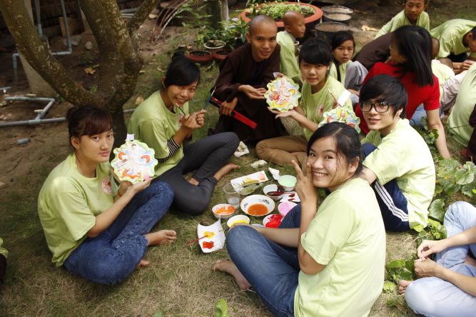 Đồng Tháp: Nghệ thuật tô tượng Phật tại hội trại Hiểu và Thương