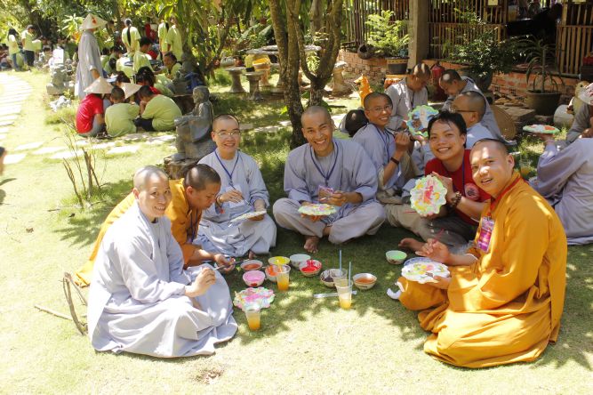 Đồng Tháp: Nghệ thuật tô tượng Phật tại hội trại Hiểu và Thương
