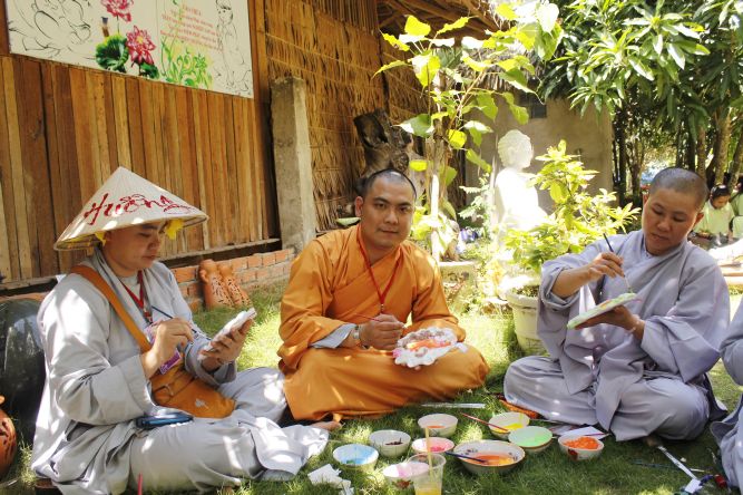 Đồng Tháp: Nghệ thuật tô tượng Phật tại hội trại Hiểu và Thương