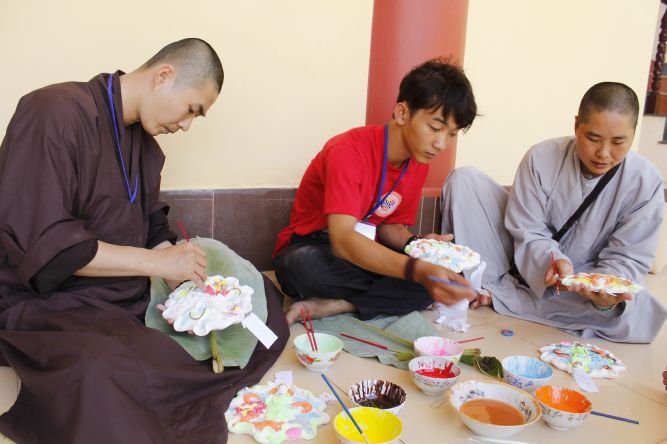 Đồng Tháp: Nghệ thuật tô tượng Phật tại hội trại Hiểu và Thương