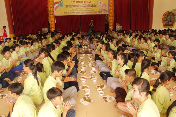 Đồng Tháp: Nghệ thuật tô tượng Phật tại hội trại Hiểu và Thương