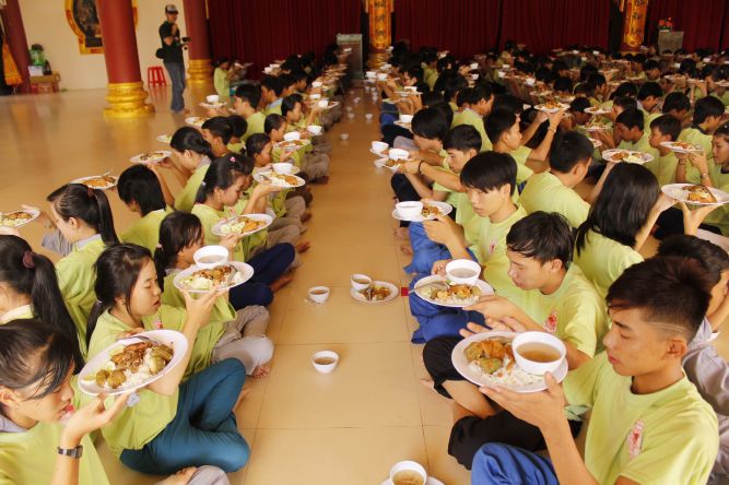 Đồng Tháp: Nghệ thuật tô tượng Phật tại hội trại Hiểu và Thương