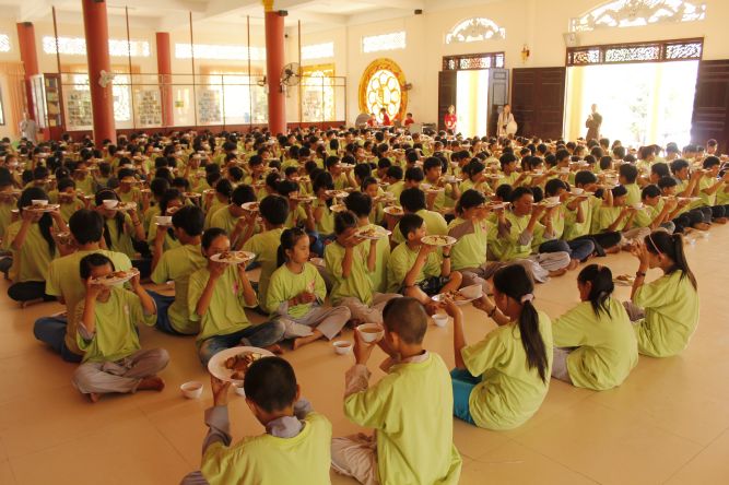 Đồng Tháp: Nghệ thuật tô tượng Phật tại hội trại Hiểu và Thương