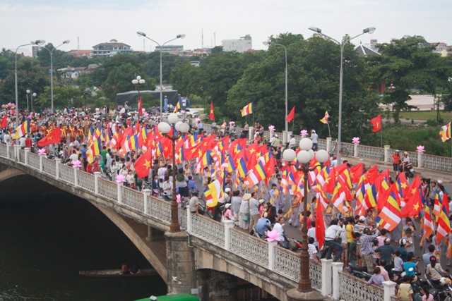 Đi bộ Rước Phật linh thiêng và hoành tráng ở Huế