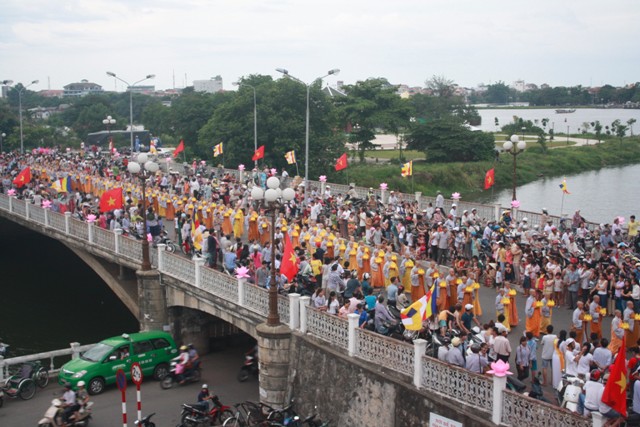 Đi bộ Rước Phật linh thiêng và hoành tráng ở Huế