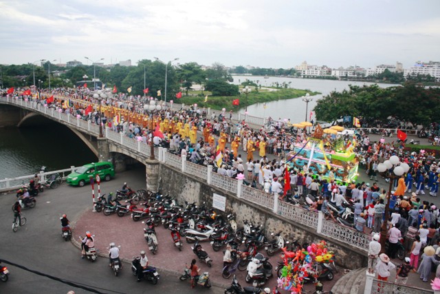 Đi bộ Rước Phật linh thiêng và hoành tráng ở Huế