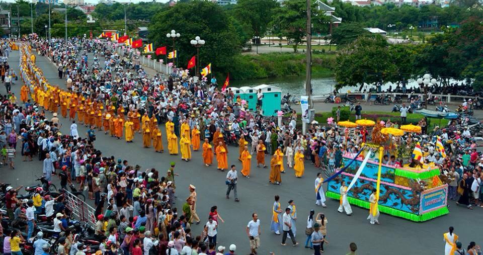 Đi bộ Rước Phật linh thiêng và hoành tráng ở Huế