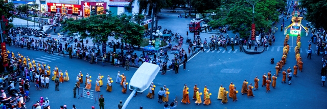 Đi bộ Rước Phật linh thiêng và hoành tráng ở Huế