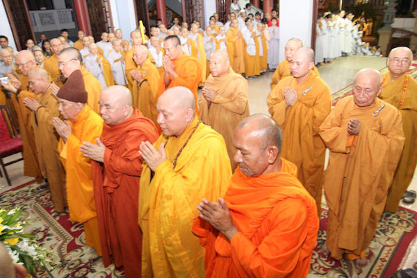 Chùm ảnh: Lễ cung nghinh nhục thân Đại lão HT. Thích Từ Nhơn nhập kim quan