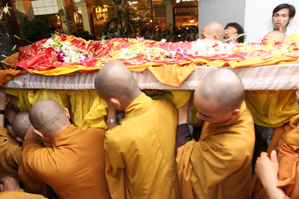 Chùm ảnh: Lễ cung nghinh nhục thân Đại lão HT. Thích Từ Nhơn nhập kim quan