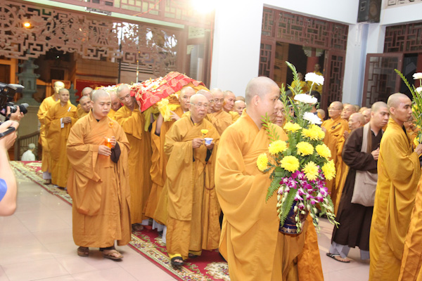 Chùm ảnh: Lễ cung nghinh nhục thân Đại lão HT. Thích Từ Nhơn nhập kim quan