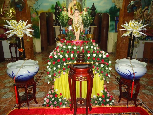 TP. HCM: Chùa Long Vân kính mừng Phật Đản PL. 2557
