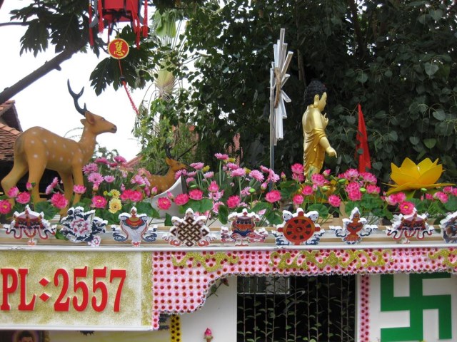 TP. HCM: Chùa Long Vân kính mừng Phật Đản PL. 2557