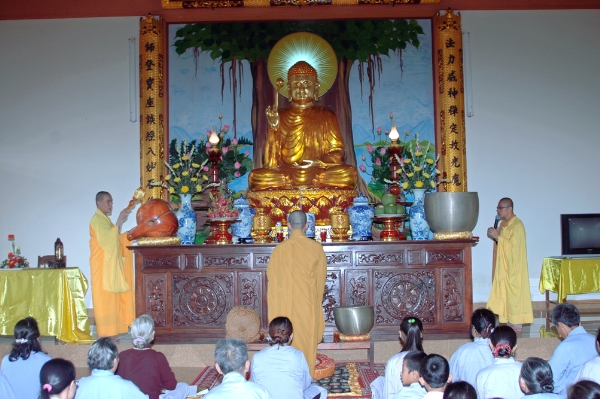 Phật giáo Hương Sơn tháng ngày đang tỏa rạng ánh từ quang