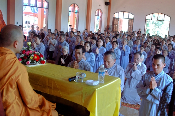 Phật giáo Hương Sơn tháng ngày đang tỏa rạng ánh từ quang