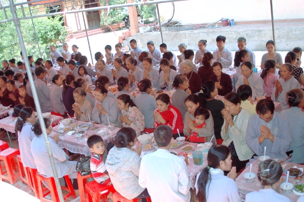 Phật giáo Hương Sơn tháng ngày đang tỏa rạng ánh từ quang