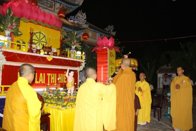 Ninh Hòa: Thiêng liêng lễ tắm Phật và Văn nghệ cúng dường Phật đản