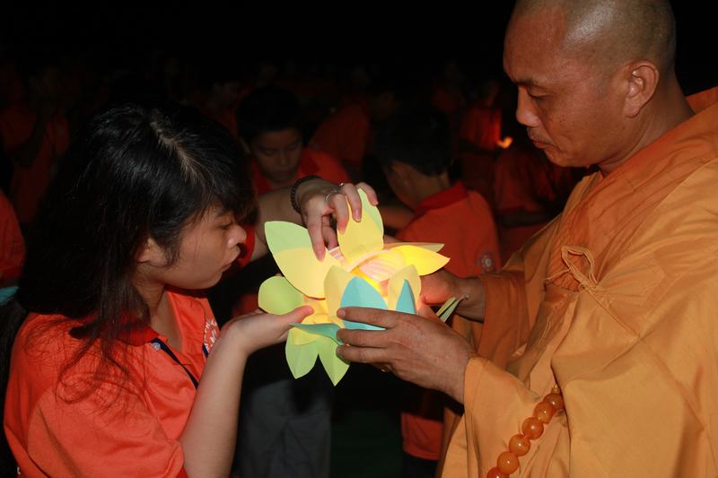 Hàng ngàn ngon nến lung linh tưởng nhớ về Cha và Mẹ
