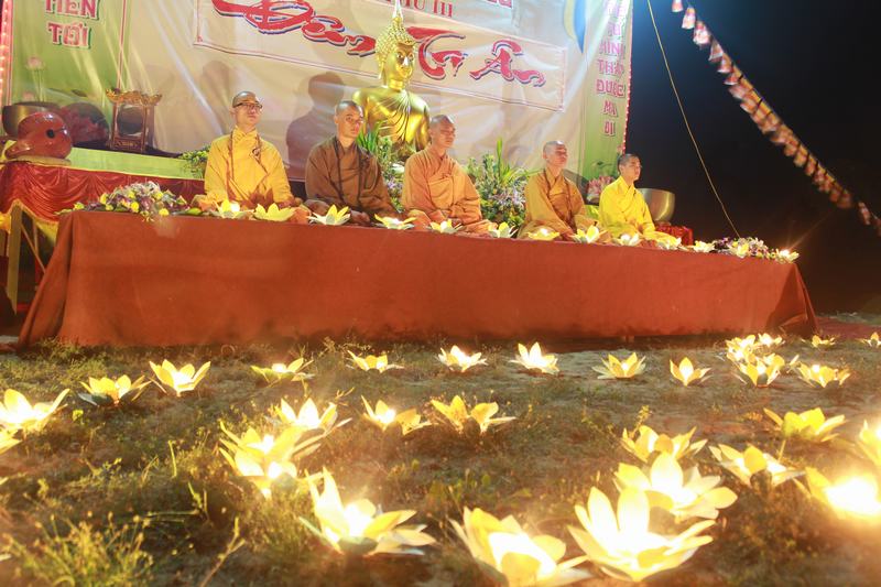 Hàng ngàn ngon nến lung linh tưởng nhớ về Cha và Mẹ