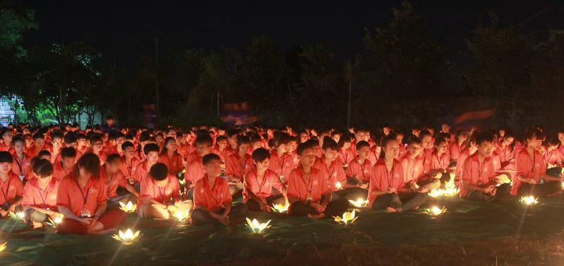 Hàng ngàn ngon nến lung linh tưởng nhớ về Cha và Mẹ