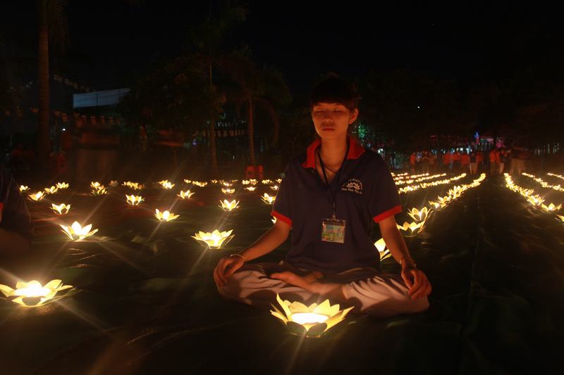 Hàng ngàn ngon nến lung linh tưởng nhớ về Cha và Mẹ