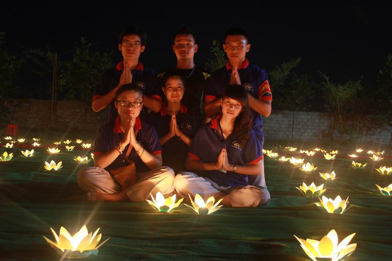 Hàng ngàn ngon nến lung linh tưởng nhớ về Cha và Mẹ