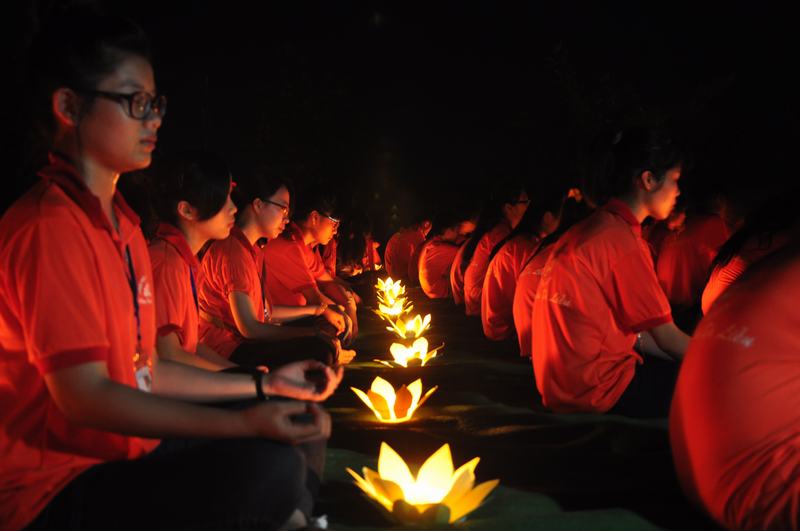 Hàng ngàn ngon nến lung linh tưởng nhớ về Cha và Mẹ