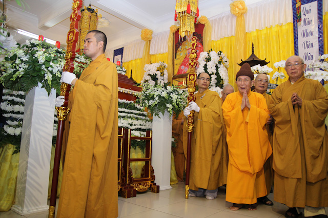 Nhị vị Phó Pháp Chủ viếng Tang cố Hòa thượng Thích Nhật Quang