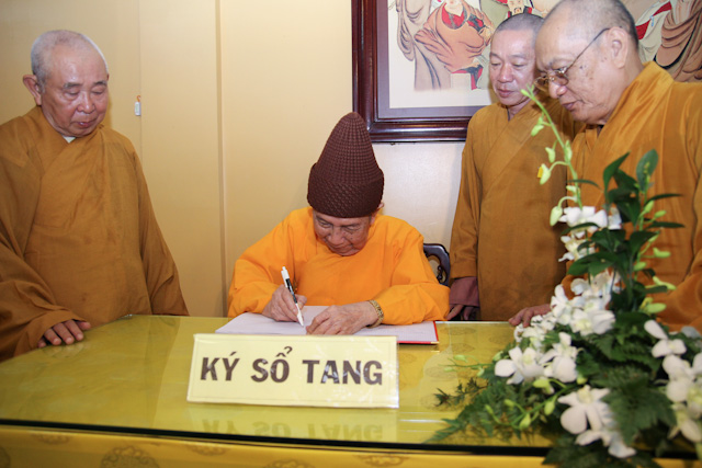 Nhị vị Phó Pháp Chủ viếng Tang cố Hòa thượng Thích Nhật Quang