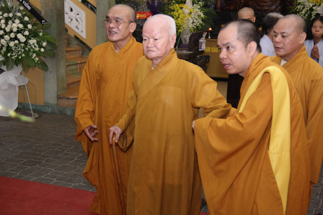 Nhị vị Phó Pháp Chủ viếng Tang cố Hòa thượng Thích Nhật Quang