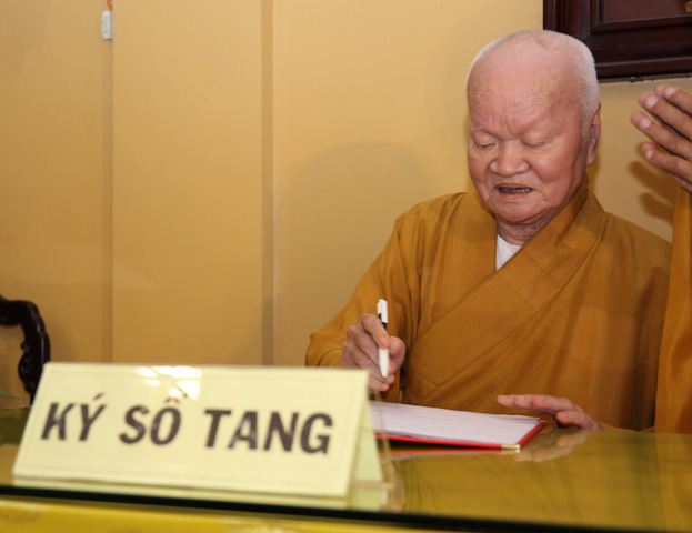 Nhị vị Phó Pháp Chủ viếng Tang cố Hòa thượng Thích Nhật Quang